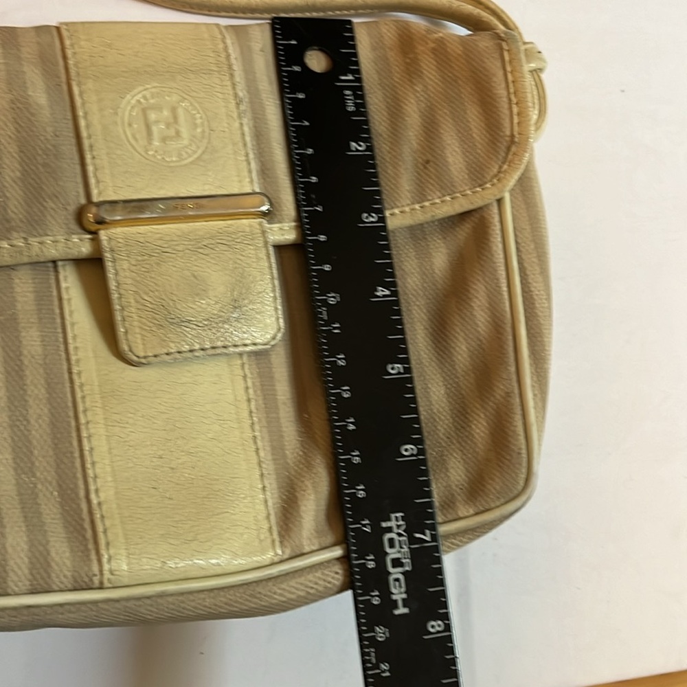 FENDI ivory striped crossbody bag perfect inside with zip pocket snap closure - Picture 5 of 13